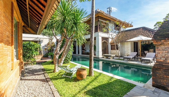 Designer 4BR Luxury Villa Close to the Beach