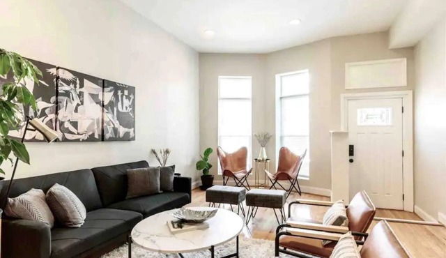 Designer 5-bedroom townhouse w parking on premises