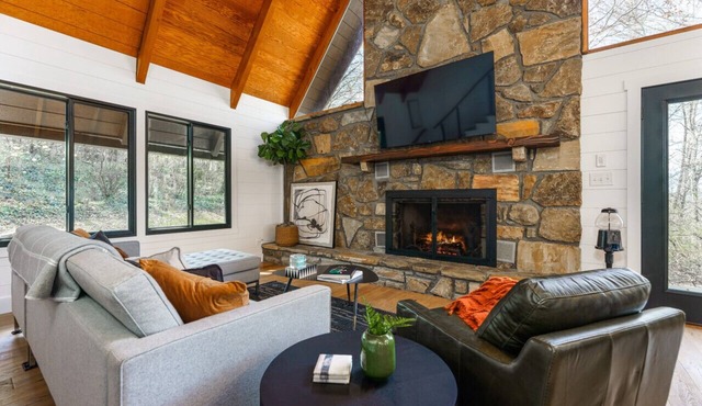Designer A-Frame | Huge Loft, Chef’s Kitchen, Hot Tub & Fire Pit