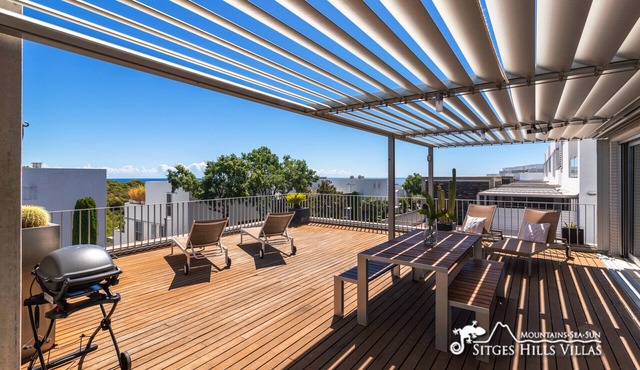 Designer Apartment Casa Del Mar with A/C, com pool and sea views