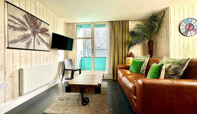 Designer Apartment inc. Free Parking & FAST WiFi