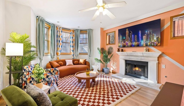 Designer Apt, Billiards, Private Patio, 1 Parking