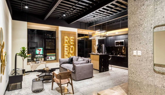 Designer Apt: Indoor Pool+Gym+Business Lounge