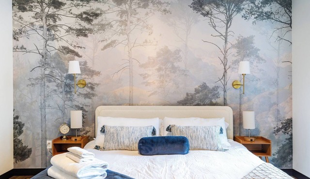 Designer Apt: Walk to Busch Stadium, Free Parking