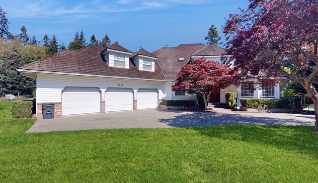 Designer bay-view estate with home office, beach nearby