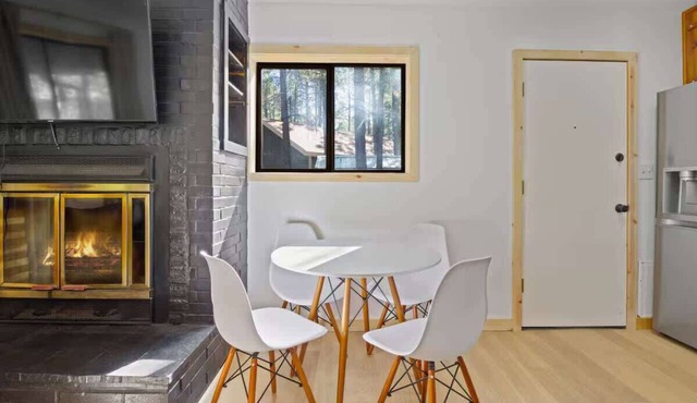 Designer Cabin | Forest View Close to Downtown
