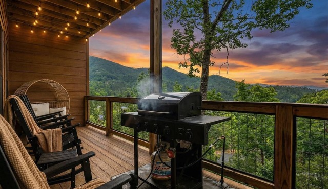 Designer Cabin - Mtn Views - Game Room - Hot Tub