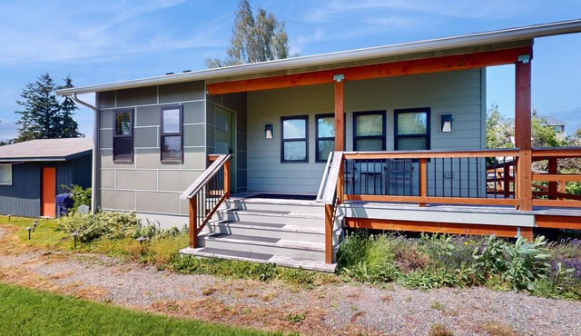 Designer Cottage | Accessible Kitchen & Bathroom | 5 Minutes to Downtown