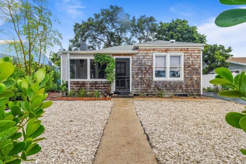 Designer Cottage Near Beach, Singer Island & Peanut Island!