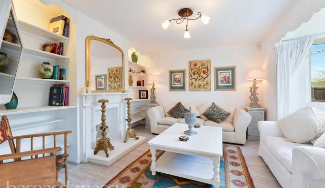 Designer Cottage with Parking - Esher Surrey - Pass the Keys