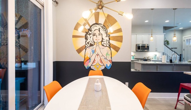 Designer Dolly Townhome - Perfect for Groups & Girls` Trips