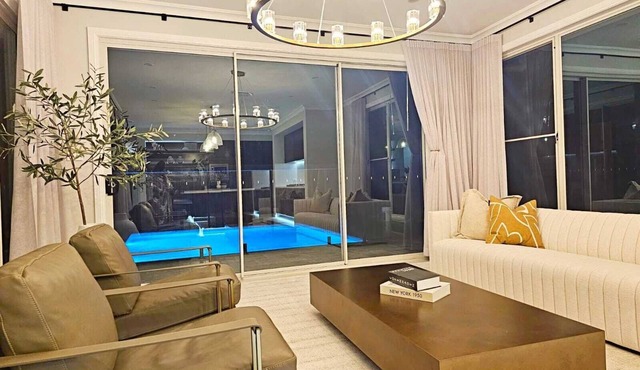 Designer Hampton style house with + Pool 8 guests