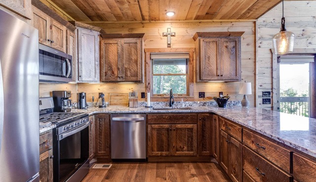 Designer hideaway with mountain-view decks, hot tub, pool table & fireplaces