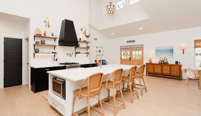 Designer home across from beach, big yard, fire pit, 3 blks to park/playground