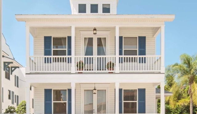 Designer Home for 8 Walk to Downtown Dunedin and Waterfront Pets Ok