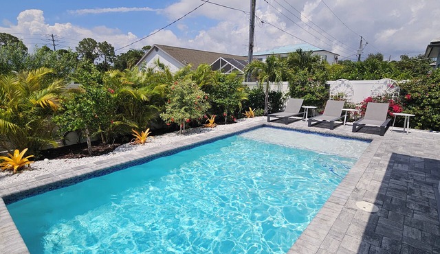 Designer Home, Heated Pool, Close to Beaches ,Game Room with Pinball, FREE BIKES