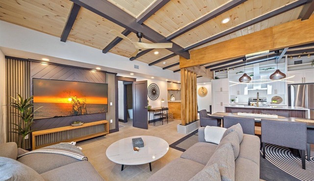 Designer home minutes from downtown! 6 beds 3 full bathrooms