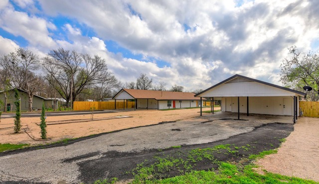 Designer Home Office in 1 Acre Land 5min→Domain