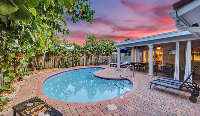 Designer Home - Private Pool & BBQ - 1.5mi to Beach