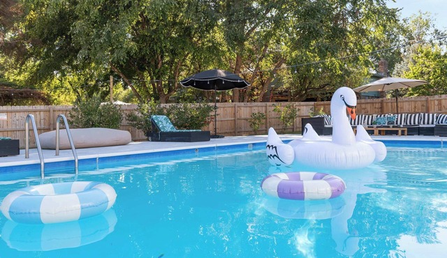 Designer Home w/Private Yard, Theatre & Games!