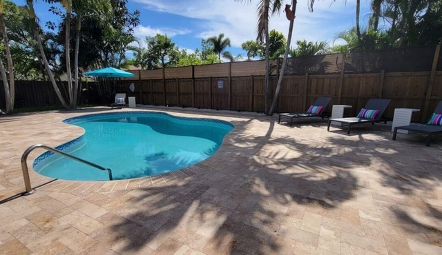 Designer House Heated Pool 3 mi. from the Beach & Downtown