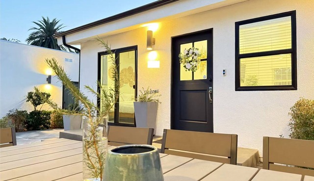 Designer House in Pasadena with Outdoor Kitchen & King Bed & AC