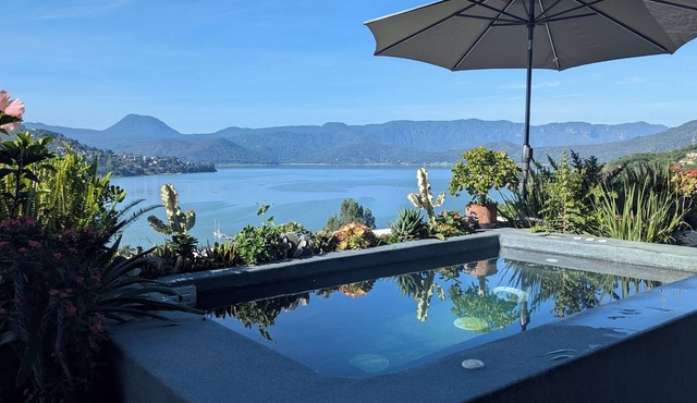 Designer House with Spectacular Lake Views, Jacuzzi and Lush Gardens