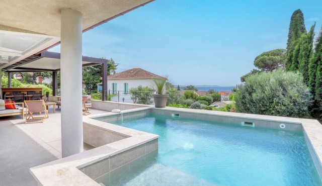 Designer house with swimming pool, 6 people, 300 m from the center