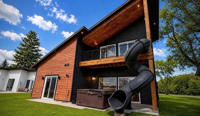 Designer Lake Cabin - PickleBall, HotTub, Slide, Sandy Shore, Ice Baths, Biking