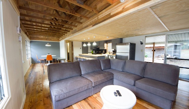 Designer Lake House - newly renovated
