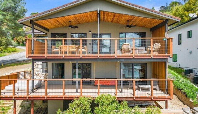 Designer Lakehouse-Waterfront, Private Dock, Steps to Marina and Pool