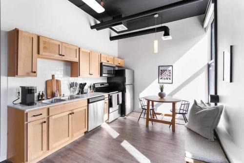 Designer Loft Downtown with WiFi 210
