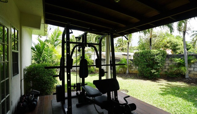 Designer Loft on Queen W | 10ft ceilings, parking