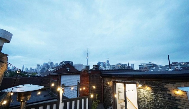 Designer Loft on Queen W 10ft ceilings, parking