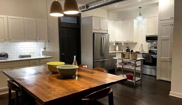 Designer Loft Within Walking Distance to Restaurants, Bars & Beach! Pet Friendly