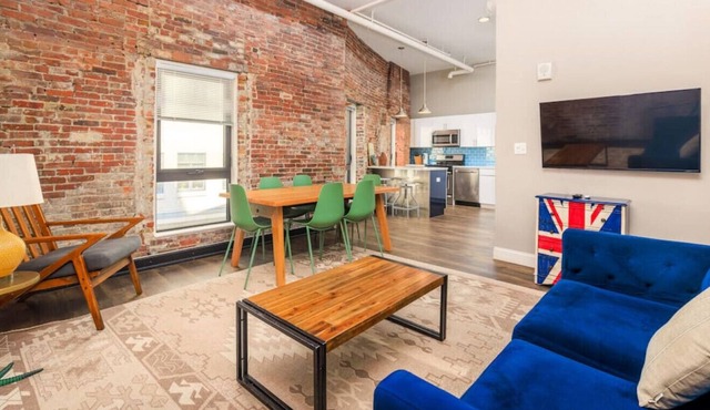 Designer Lux 4bed Loft | Steps to the State House
