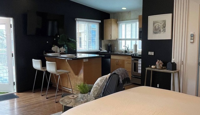 Designer oceanic oasis, 1house away from boardwalk, AC, Parking