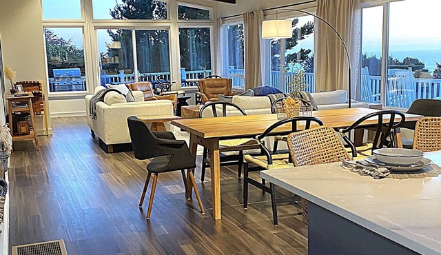 Designer Oceanview Retreat - Perfect for Families, Remote Work & Pets