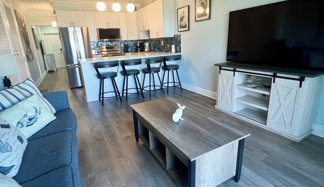 Designer Remodeled Condo on the Water in Duck Key 15 minutes from CocoPlum Beach
