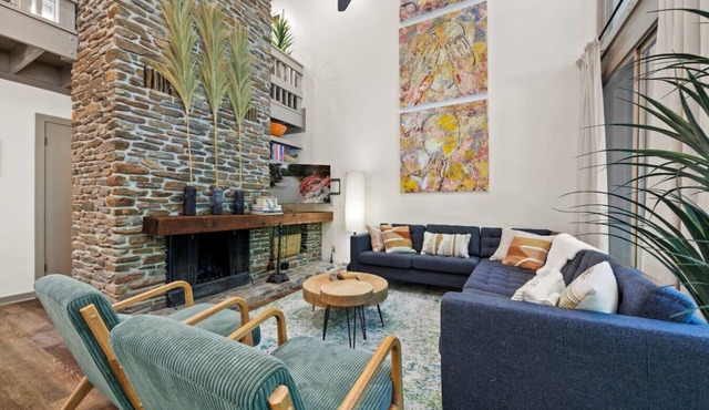 Designer, renovated retreat-next to Callaway