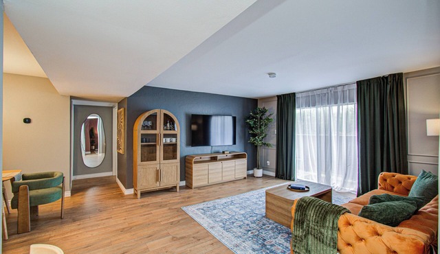 Designer Renovated 2BR Walk to NRG in 7 Min