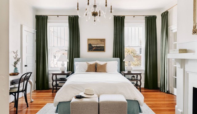 Designer Retreat in Quaint Historic District w Front Porch Dining under the oaks