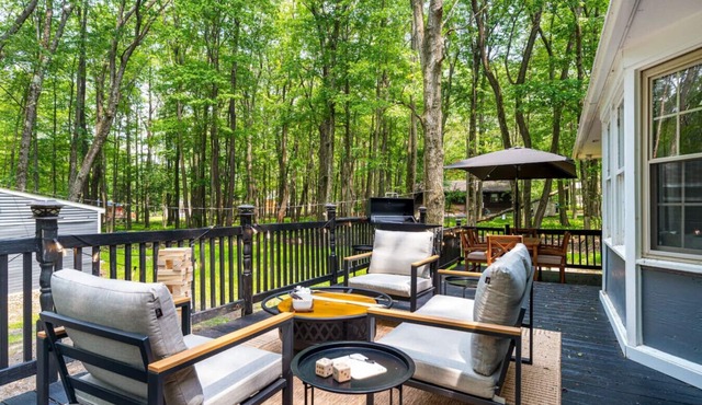 Designer Retreat: Lake Access, Fire Pit, Game Room