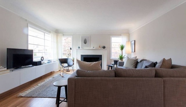 Designer's Home in Rose Garden!