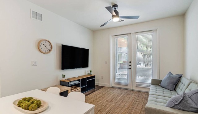 Designer Space near UT 2 King Bed Pool Gym EV WD