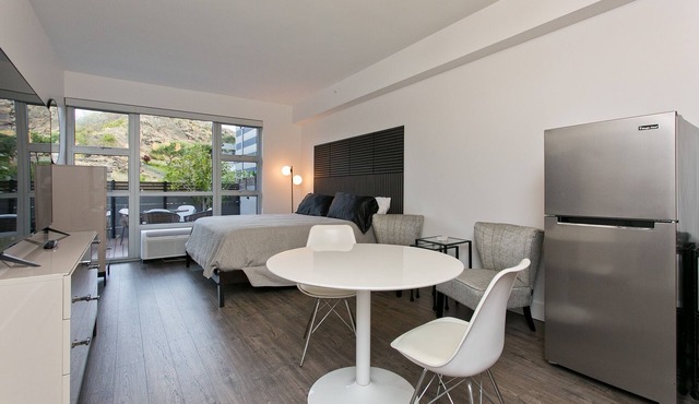 Designer Studio in Hawaii Kai! Close to beaches, shopping, and hiking!
