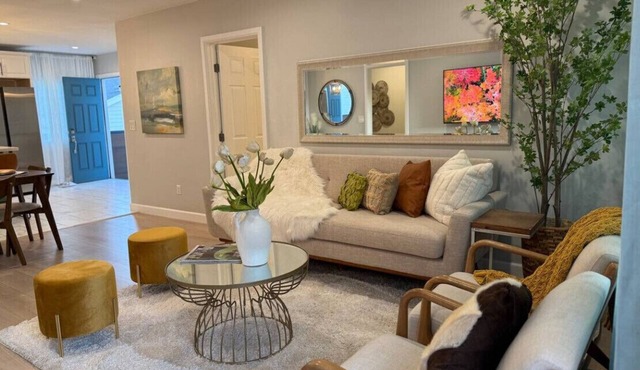 Designer Style Home with Parking in Los Angeles