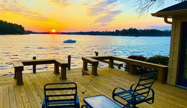 Designer-styled waterfront cottage 5 min to Races