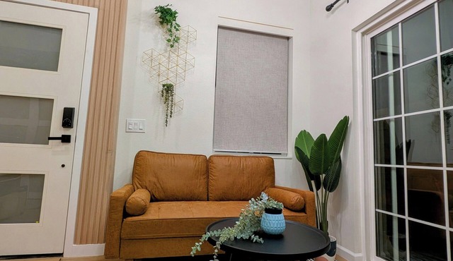 DESIGNER TINY HOME FULLY FURNISHED Utilities INCL., High Ceiling, Mountain views