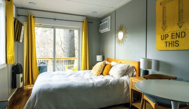 Designer Tiny House w/Treehouse Sauna & Hot Tub by the River near Stowe